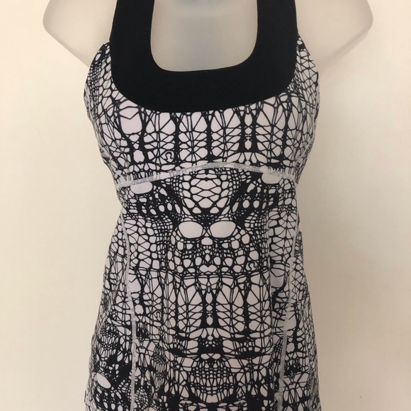 EUC! LULULEMON BLACK & WHITE ABSTRACT DESIGN TANK - Picture 5 of 6